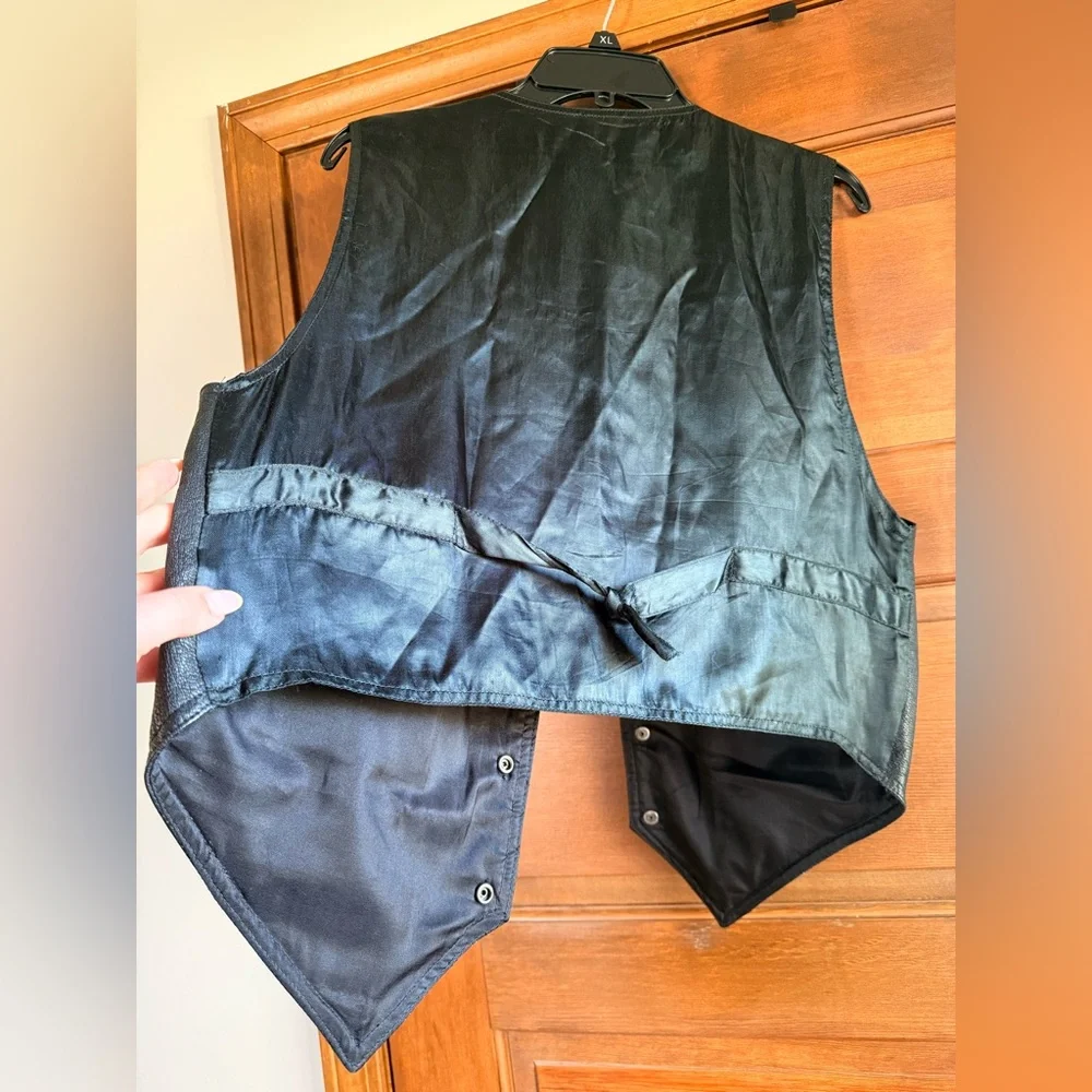 Vintage Black Leather Vest from Paragraff Clothing Co - Picture 5 of 5